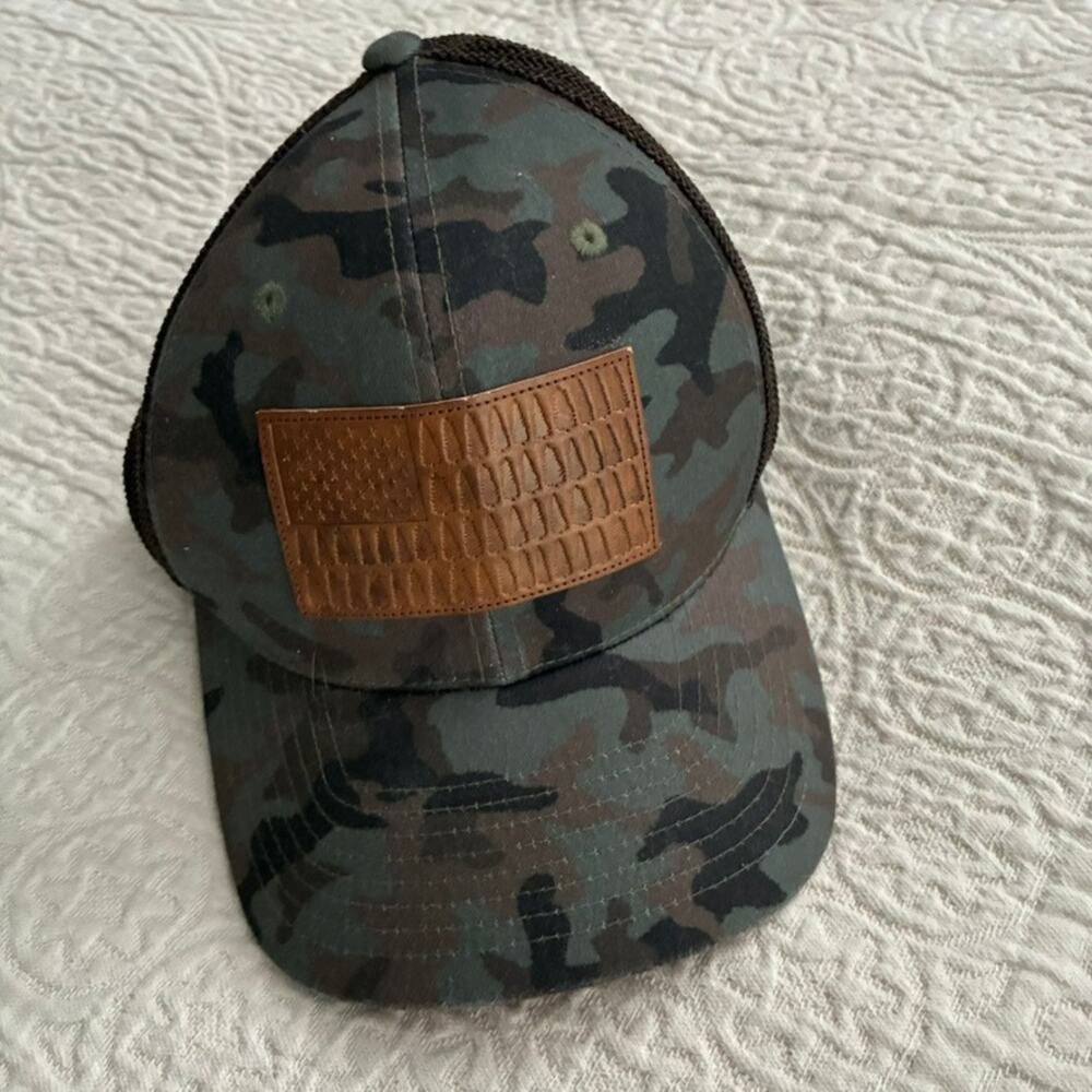Columbia Camo Hat, american flag with trees S/M